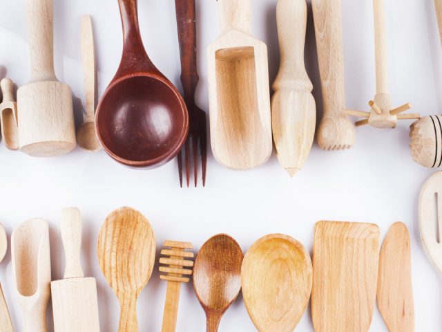 Cómo limpiar y desinfectar los utensilios de madera de la cocina