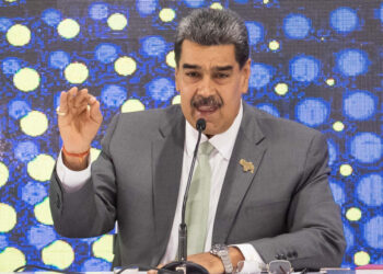 AME2031. CARACAS (VENEZUELA), 04/12/2023.- El presidente de Venezuela, Nicolás Maduro, habla durante un acto en el Consejo Nacional Electoral (CNE) hoy, en Caracas (Venezuela). Maduro aseguró este lunes tener "un plan" para "recuperar los derechos históricos" que -afirmó- tiene su país sobre el Esequibo, un territorio de casi 160.000 kilómetros cuadrados en disputa con Guyana, aunque no dio ningún detalle sobre la estrategia para lograr este objetivo. EFE/ Rayner Peña R.